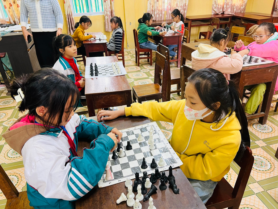 Các em cũng tham gia chơi Cờ vua. Các em cũng tham gia chơi Cờ vua.