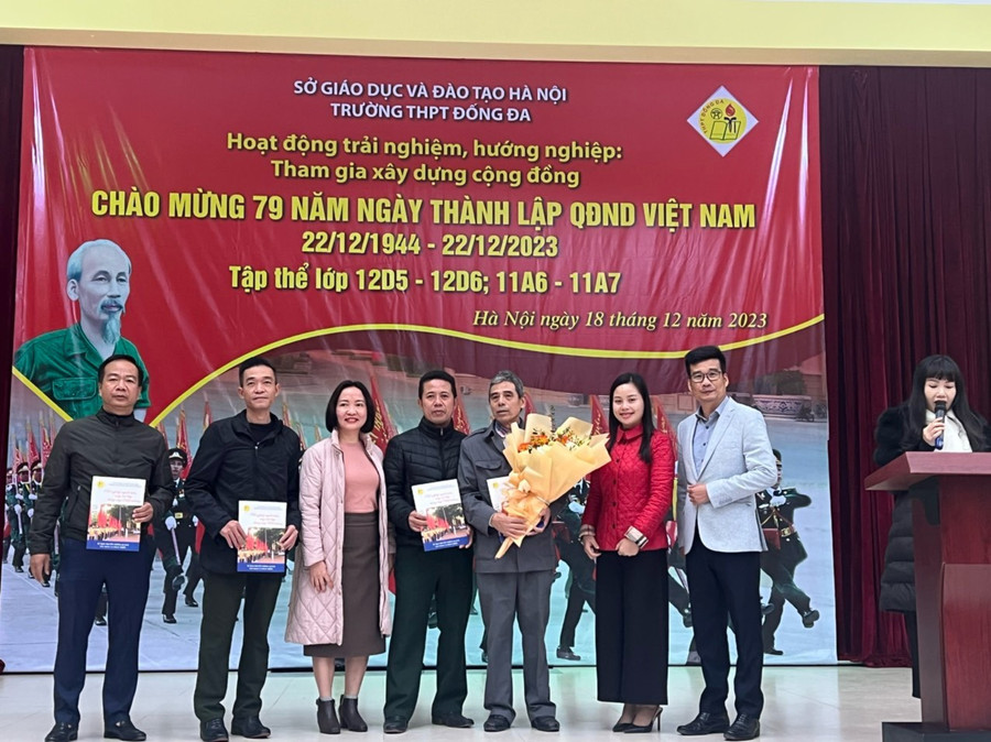 Trường THPT Đống Đa tặng quà tri ân các cựu quân nhân, giáo viên Giáo dục Quốc phòng an ninh của trường dịp 22/12. Trường THPT Đống Đa tặng quà tri ân các cựu quân nhân, giáo viên Giáo dục Quốc phòng an ninh của trường dịp 22/12.