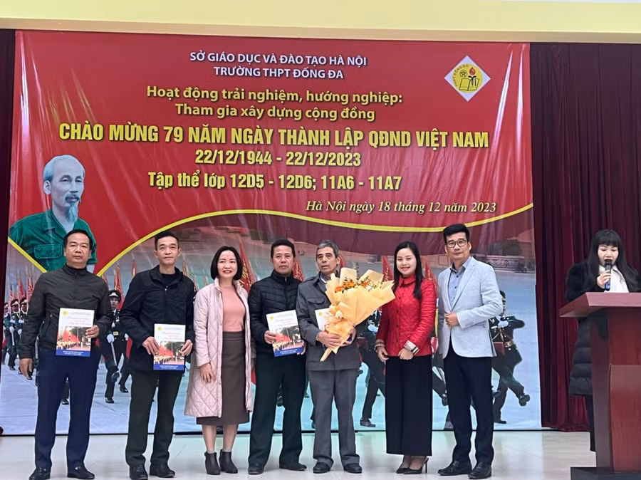 Trường THPT Đống Đa tặng quà tri ân các cựu quân nhân, giáo viên Giáo dục Quốc phòng an ninh của trường dịp 22/12.