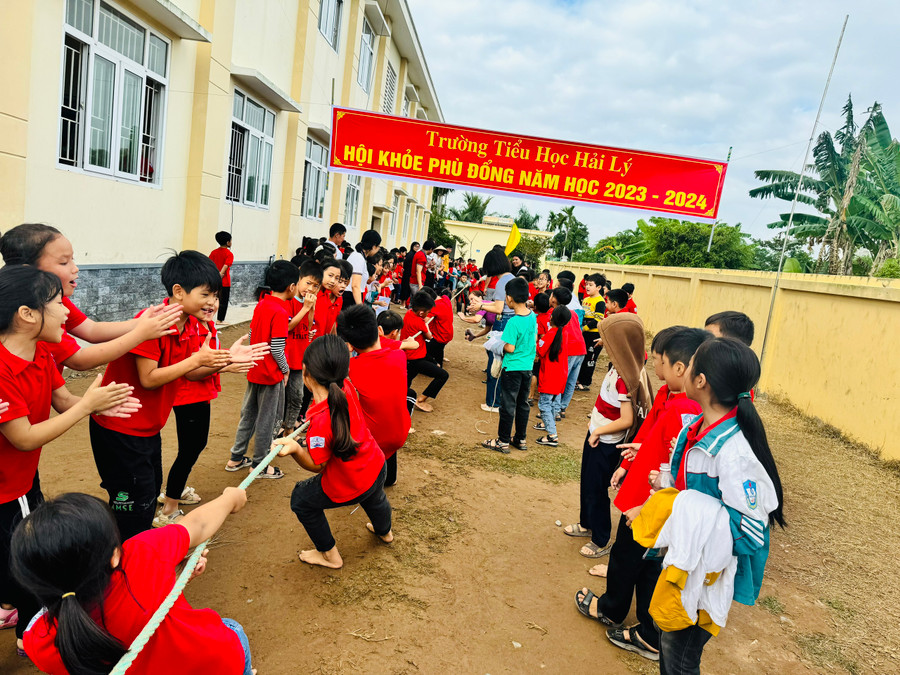 Hội khỏe Phù Đổng gồm hoạt động Kéo co thu hút đông học sinh tham gia. Hội khỏe Phù Đổng gồm hoạt động Kéo co thu hút đông học sinh tham gia.