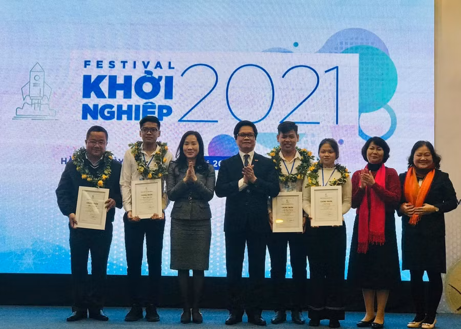 Ban giám hiệu Trường ĐH Nguyễn Tất Thành cùng nhóm sinh viên nhận giải