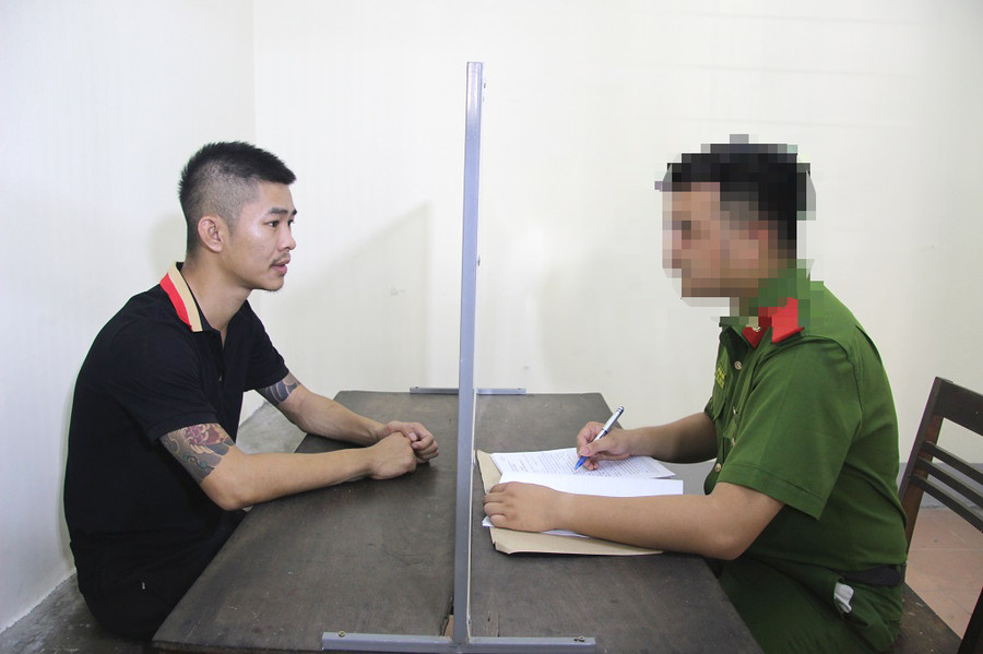 Công an lấy lời khai Giản Tư Công. (Ảnh: CANA)