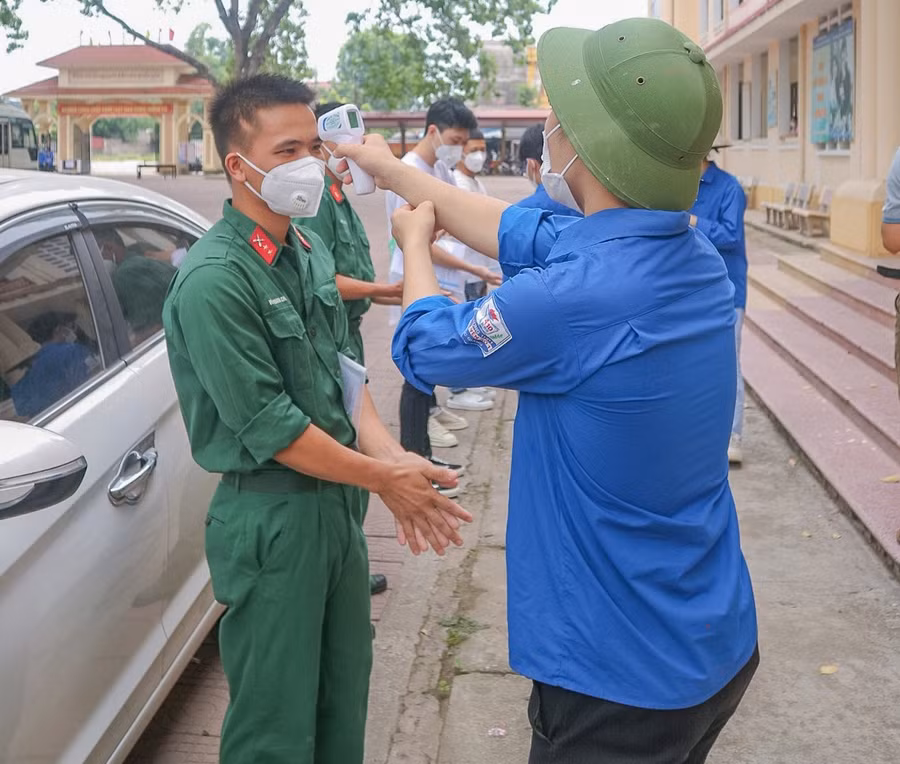 Thí sinh tỉnh Thái Nguyên có mặt sớm tại Điểm thi trường THPT Tân Yên số 1 để dự thi những môn thi cuối của kỳ thi.