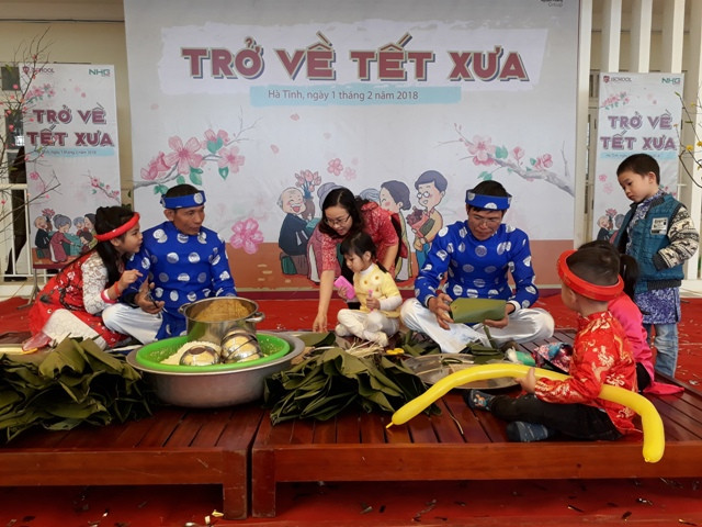 Tại đây, các em được trải nghiệm gói bánh chương dưới sự hướng dẫn của các bác, nên tâm trạng rất háo hức. Tại đây, các em được trải nghiệm gói bánh chương dưới sự hướng dẫn của các bác, nên tâm trạng rất háo hức.