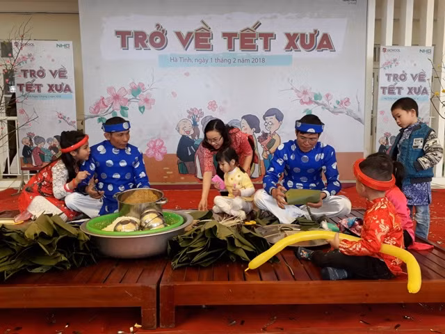 Tại đây, các em được trải nghiệm gói bánh chương dưới sự hướng dẫn của các bác, nên tâm trạng rất háo hức.