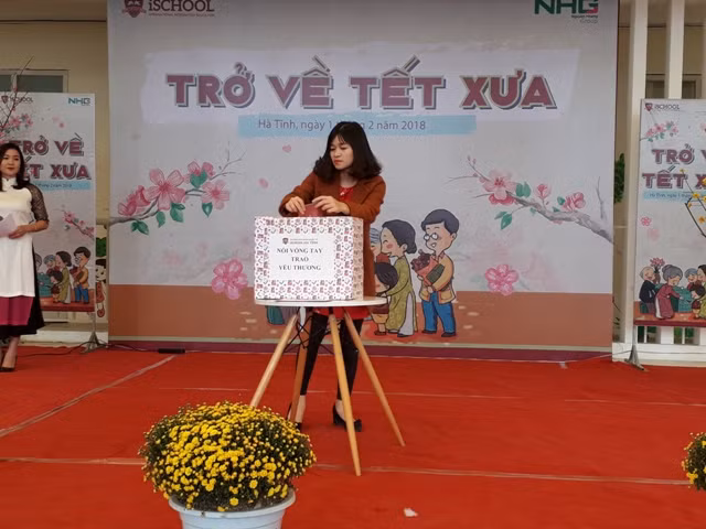 Cũng tại buổi lễ, nhà trường đã phát động chương trình quỹ từ thiện để tặng 5 học sinh có hoàn cảnh khó khăn thuộc phường Thạch Quý.