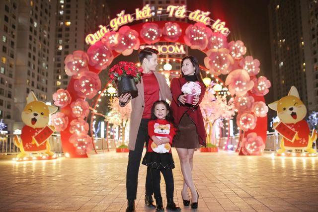 Con đường hoa đào tại quảng trường Vincom Mega Mall Times City là nơi ghi lại những khoảnh khắc đẹp của các gia đình. Con đường hoa đào tại quảng trường Vincom Mega Mall Times City là nơi ghi lại những khoảnh khắc đẹp của các gia đình.