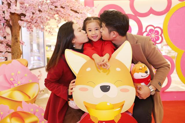 Những chú chó linh vật ngộ nghĩnh được các khách hàng đặc biệt yêu thích. Ai cũng muốn có tấm ảnh cùng linh vật đáng yêu để bắt đầu một năm mới Mậu Tuất đầy niềm vui Những chú chó linh vật ngộ nghĩnh được các khách hàng đặc biệt yêu thích. Ai cũng muốn có tấm ảnh cùng linh vật đáng yêu để bắt đầu một năm mới Mậu Tuất đầy niềm vui