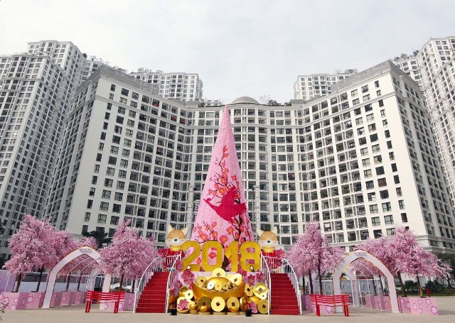 Bức tranh Xuân Đắc Lộc được kết từ 150.000 bông hoa đào một cách công phu, tỉ mỉ là món quà độc đáo dành tặng người dân. Nơi đây còn lộng lẫy hơn khi đêm về với hiệu ứng ánh sáng đặc biệt. Bức tranh Xuân Đắc Lộc được kết từ 150.000 bông hoa đào một cách công phu, tỉ mỉ là món quà độc đáo dành tặng người dân. Nơi đây còn lộng lẫy hơn khi đêm về với hiệu ứng ánh sáng đặc biệt.