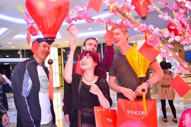 Hội chợ Xuân Đắc Lộc hứa hẹn là điểm đến sắm Tết lý tưởng, giúp khách hàng lựa chọn nhiều món đồ với ưu đãi lớn và có cơ hội nhận gần 30.000 món quà dễ thương Hội chợ Xuân Đắc Lộc hứa hẹn là điểm đến sắm Tết lý tưởng, giúp khách hàng lựa chọn nhiều món đồ với ưu đãi lớn và có cơ hội nhận gần 30.000 món quà dễ thương