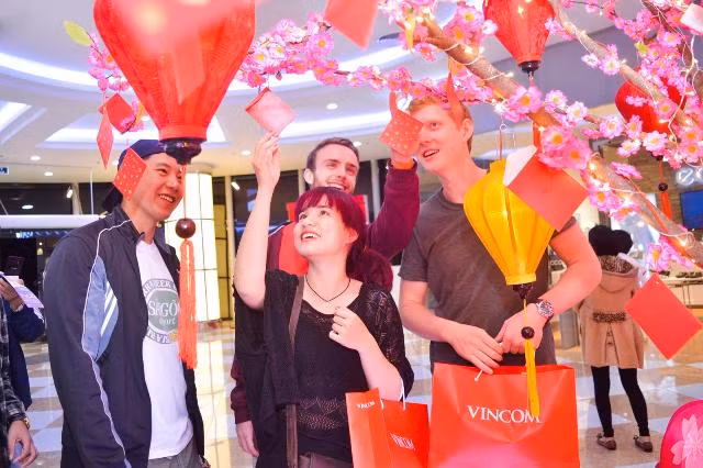 Hội chợ Xuân Đắc Lộc hứa hẹn là điểm đến sắm Tết lý tưởng, giúp khách hàng lựa chọn nhiều món đồ với ưu đãi lớn và có cơ hội nhận gần 30.000 món quà dễ thương