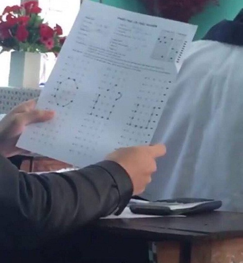 Tiếng kêu cứu giữa phòng thi.