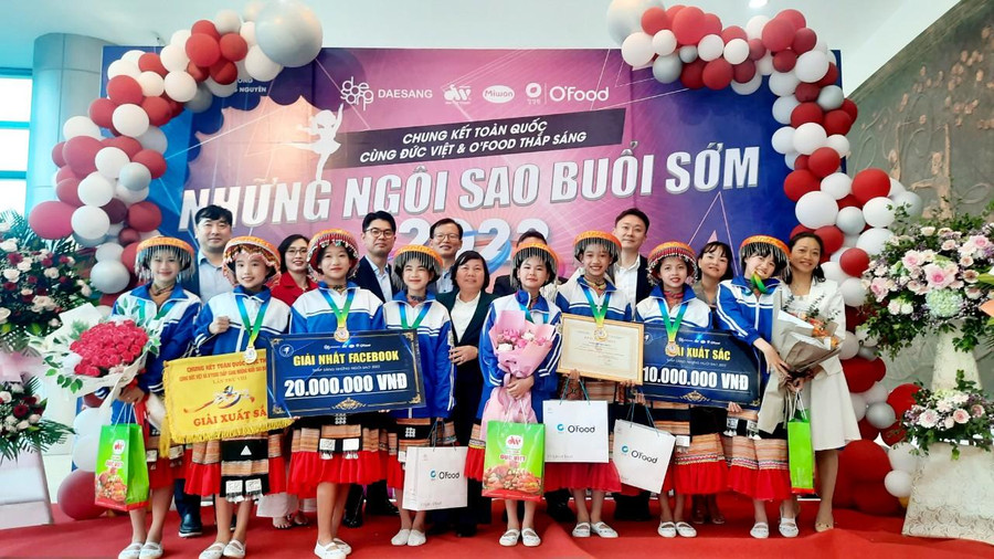 Đoàn dự thi chụp ảnh lưu niệm tại chương trình “Cùng Đức Việt và O’food thắp sáng những Ngôi sao buổi sớm lần thứ VIII”. Đoàn dự thi chụp ảnh lưu niệm tại chương trình “Cùng Đức Việt và O’food thắp sáng những Ngôi sao buổi sớm lần thứ VIII”.