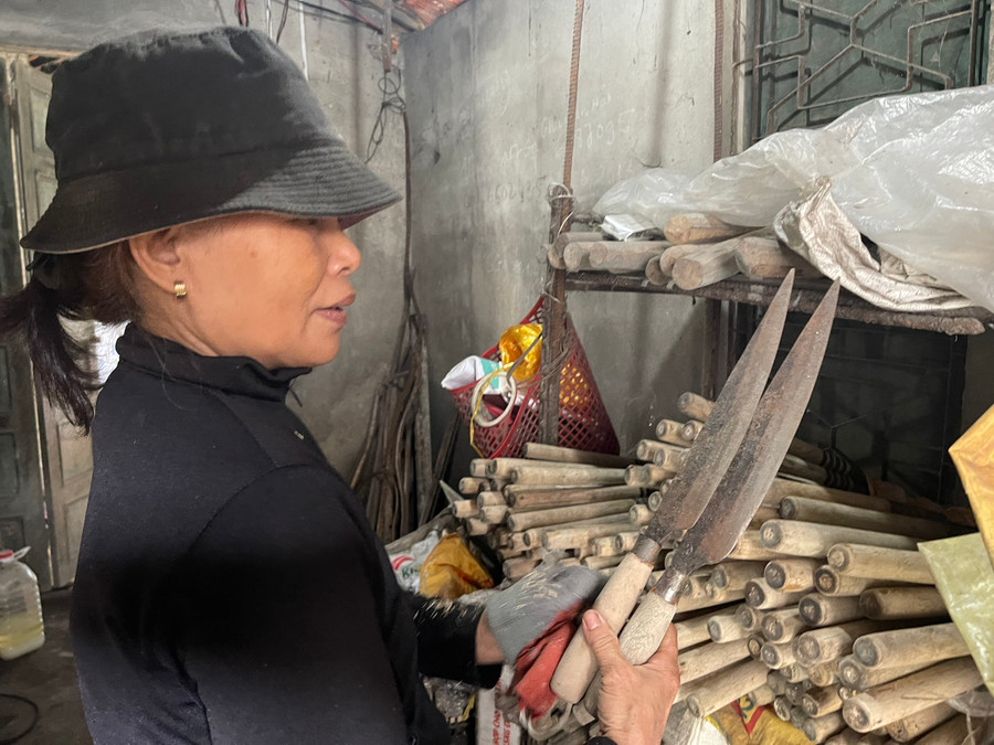 Sản phẩm của làng rèn nổi tiếng về độ sắc bén và bền chắc. Sản phẩm của làng rèn nổi tiếng về độ sắc bén và bền chắc.