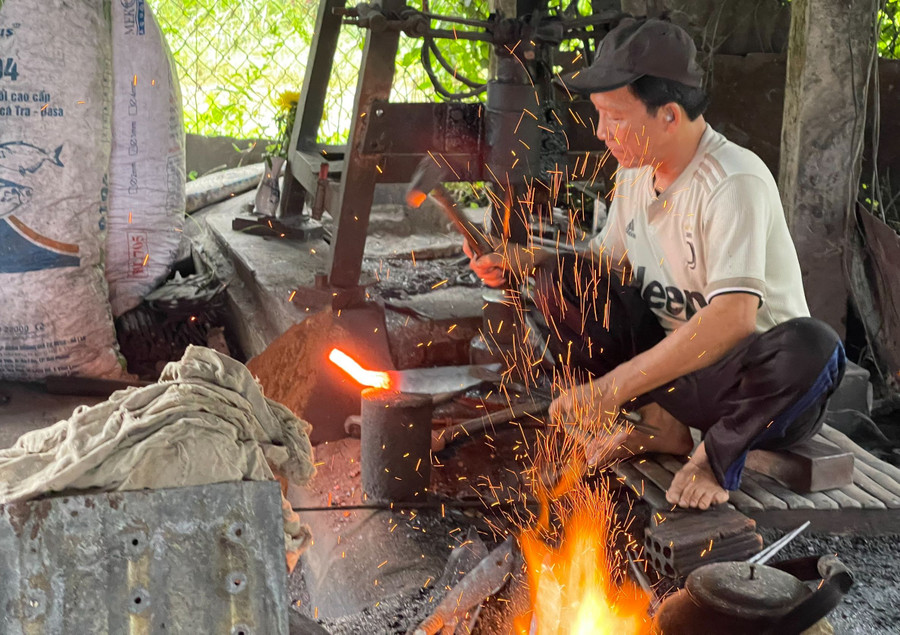 Người làng rèn hy vọng nghề của cha ông sẽ tiếp tục được lưu truyền. Người làng rèn hy vọng nghề của cha ông sẽ tiếp tục được lưu truyền.