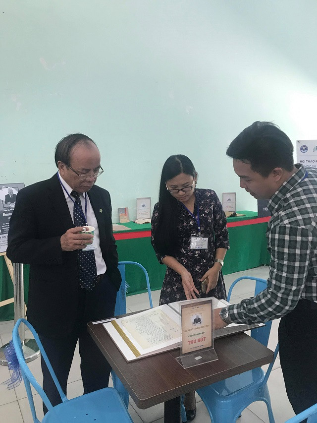 Các đại biểu xem các tài liệu, bút tích của cố GS.NGND Hoàng Như Mai tại hội thảo Các đại biểu xem các tài liệu, bút tích của cố GS.NGND Hoàng Như Mai tại hội thảo