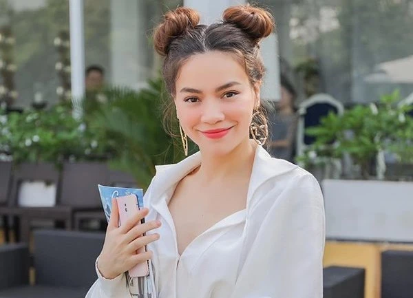 Kiểu tóc búi 2 bên được nhiều sao Hàn lựa chọn nay được Nữ hoàng giải trí lựa chọn, F5 thành phong cách nhí nhảnh cá tính.