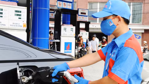 Đây là lần giảm giá xăng dầu thứ 10 kể từ đầu năm đến nay. (Ảnh minh họa)