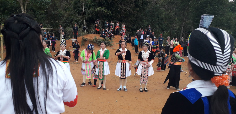 Ném Pao được xem là trò chơi dân gian truyền thống, đặc sắc của người dân tộc Mông ở Tây Bắc. Người Mông xem chúng như không có tuổi, cứ gắn bó suốt cuộc đời của họ. Quả Pao còn là một vật để minh chứng cho tình yêu của đôi lứa của người dân tộc Mông.