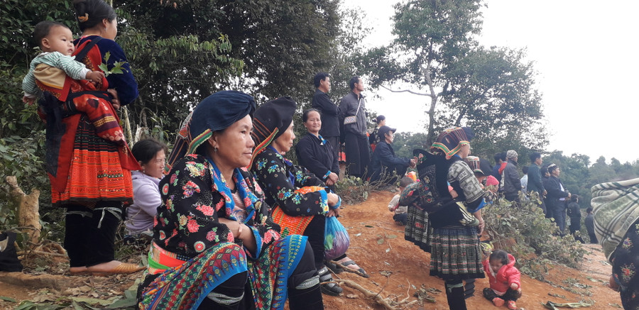 Người già, trẻ nhỏ ngồi cả ngày để xem các chương trình giao lưu văn nghệ và các trò chơi dân gian