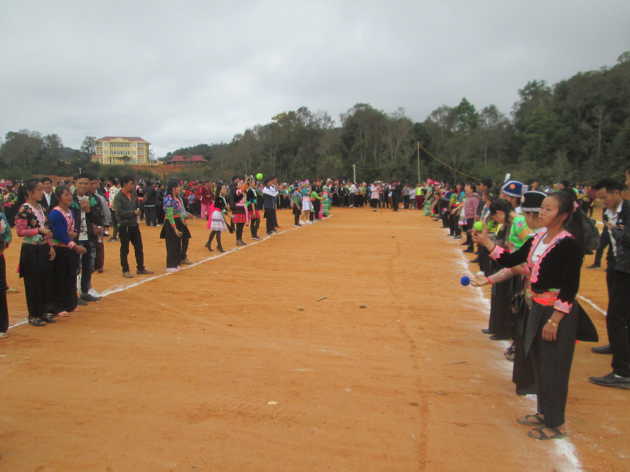 Người đàn ông Mông đi tìm vợ, đi hội đều mang theo khèn và biểu diễn những điệu múa khèn mạnh mẽ thể hiện sự trai tráng của người đàn ông thì người phụ nữ phải mang theo quả pao để đối xứng.