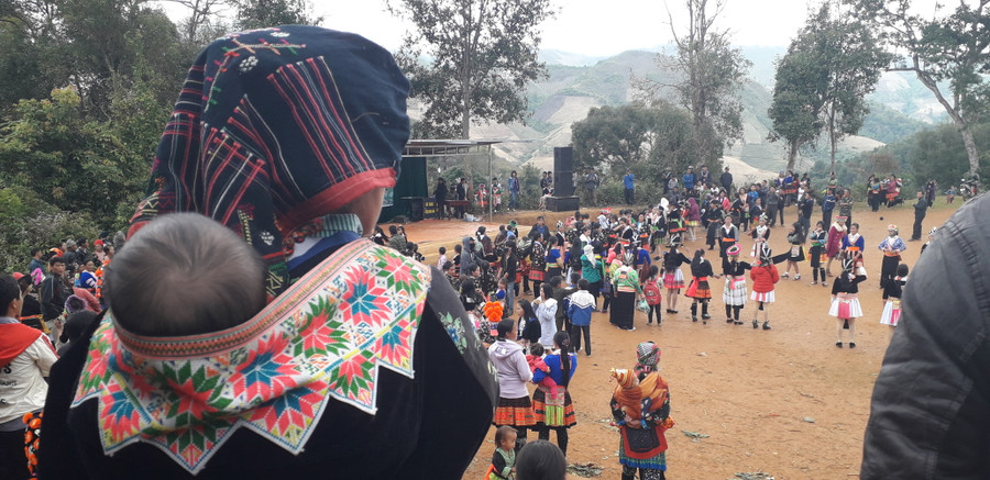 Dưới cái rét căm căm của vùng cao Tây Bắc, đồng bào Mông ở xã vùng cao Phì Nhừ, huyện Điện Biên Đông (Điện Biên) vẫn tập trung đón Tết cộng đồng