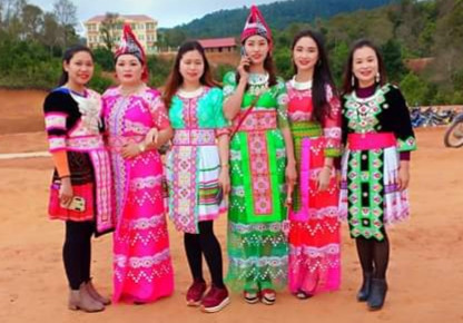 Thiếu nữ vùng cao sặc sỡ trong trang phục dân tộc ngày Tết