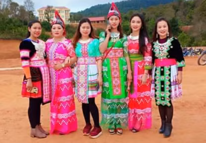 Thiếu nữ vùng cao sặc sỡ trong trang phục dân tộc ngày Tết