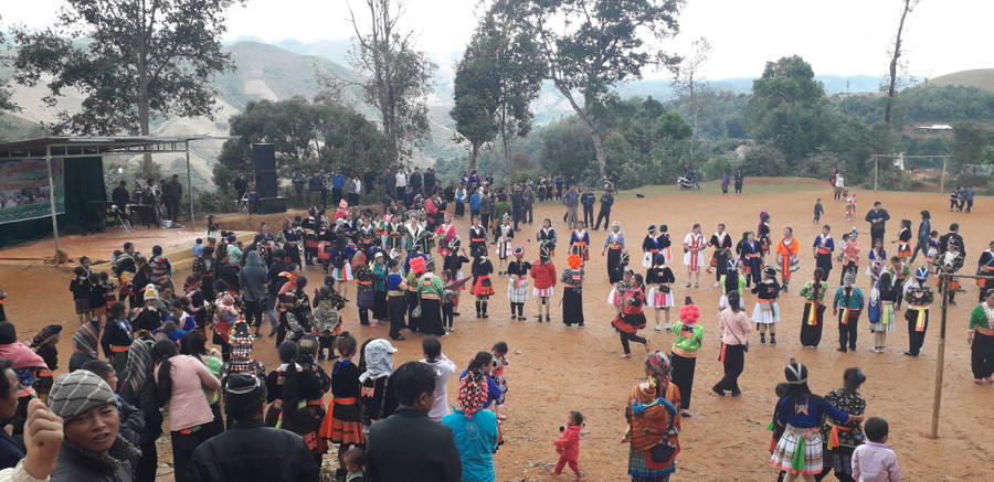 Một điều đặc biệt với ngày Tết vùng cao, bà con tập trung đông đủ để chơi các trò chơi dân gian, giao lưu, giao duyên, không có bất kì hoạt động kinh doanh, dịch vụ đi kèm khiến cho ngày Tết không xô bồ