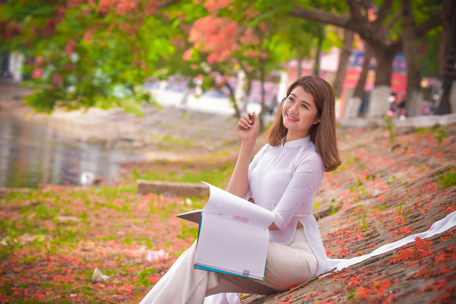 Thiếu nữ Hà thành mơ màng bên hoa phượng “rực cháy“ ảnh 14 Thiếu nữ Hà thành mơ màng bên hoa phượng “rực cháy“ ảnh 14