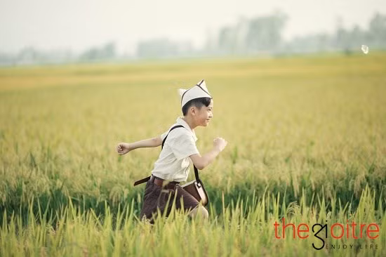 Hình ảnh Minh Quân tung tăng trên cánh đồng lúa vàng gợi nên sự bình yên, lạc quan đến lạ thường. Nhìn bộ ảnh, mỗi người đều trào dâng lên niềm tự hào dân tộc mãnh liệt, đặc biệt là sự can trường của “chú giao liên Lượm”. Hình ảnh Minh Quân tung tăng trên cánh đồng lúa vàng gợi nên sự bình yên, lạc quan đến lạ thường. Nhìn bộ ảnh, mỗi người đều trào dâng lên niềm tự hào dân tộc mãnh liệt, đặc biệt là sự can trường của “chú giao liên Lượm”.