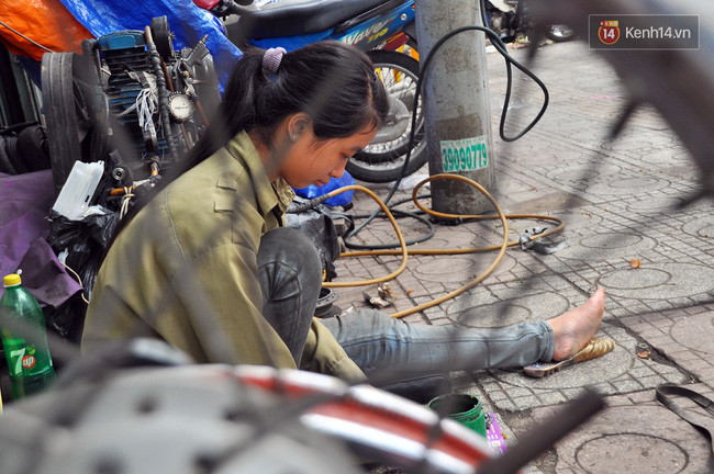 Cô gái 21 tuổi sửa xe máy ở vỉa hè Sài Gòn để phụ ba mẹ nuôi các em ăn học - Ảnh 10. Cô gái 21 tuổi sửa xe máy ở vỉa hè Sài Gòn để phụ ba mẹ nuôi các em ăn học - Ảnh 10.