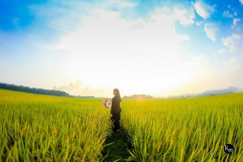 Để hoàn thành bộ ảnh, Trà và ekip đã chọn thời điểm vào lúc chiều tà, hoàng hôn gần buông xuống để thấy được sự bình dị, vẻ đẹp của một đồng quê. Để hoàn thành bộ ảnh, Trà và ekip đã chọn thời điểm vào lúc chiều tà, hoàng hôn gần buông xuống để thấy được sự bình dị, vẻ đẹp của một đồng quê.