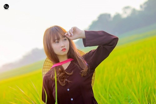 Phía xa cô gái thôn quê. Nhẹ nhàng đứng đấy trông chờ bóng ai. Phía xa cô gái thôn quê. Nhẹ nhàng đứng đấy trông chờ bóng ai.