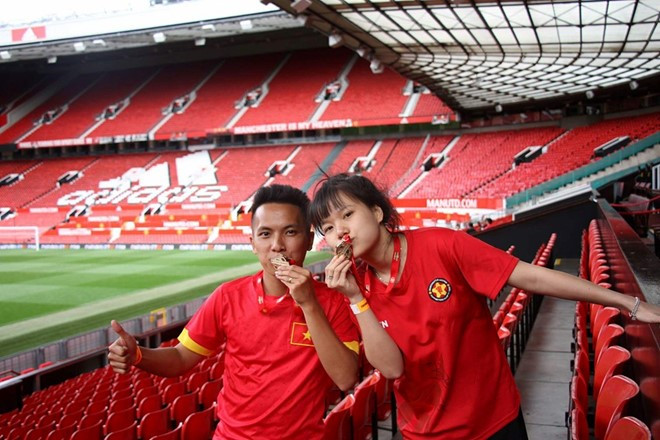 Cap vo chong mac ao dai tang bong tai san Old Trafford hinh anh 2