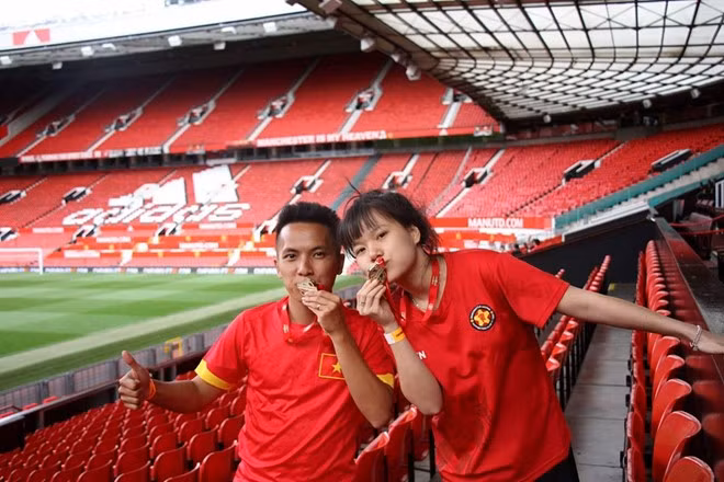 Cap vo chong mac ao dai tang bong tai san Old Trafford hinh anh 2