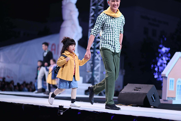 Tính đến nay, nàng mẫu nhí này đã "dắt túi" hàng chục show diễn lớn nhỏ. Chị Vân Anh, mẹ của bé Gia Linh chia sẻ, cô nhóc rất thích cảm giác đứng trên sân khấu, được mọi người xung quanh ngắm nhìn và dành những tràng vỗ tay không ngớt. hot-girl-nhi-ha-thanh-5-tuoi-da-quen-mat-lam-nguoi-mau-3