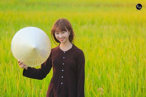 Cô gái hóa thân thành thiếu nữ thôn quê rất ngọt và dịu dàng. Cô gái hóa thân thành thiếu nữ thôn quê rất ngọt và dịu dàng.