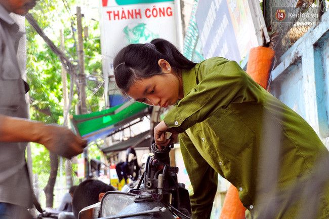 Cô gái 21 tuổi sửa xe máy ở vỉa hè Sài Gòn để phụ ba mẹ nuôi các em ăn học - Ảnh 3. Cô gái 21 tuổi sửa xe máy ở vỉa hè Sài Gòn để phụ ba mẹ nuôi các em ăn học - Ảnh 3.