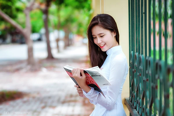 Nữ sinh lớp 12 Sài Gòn khoe sắc bên hoa phượng