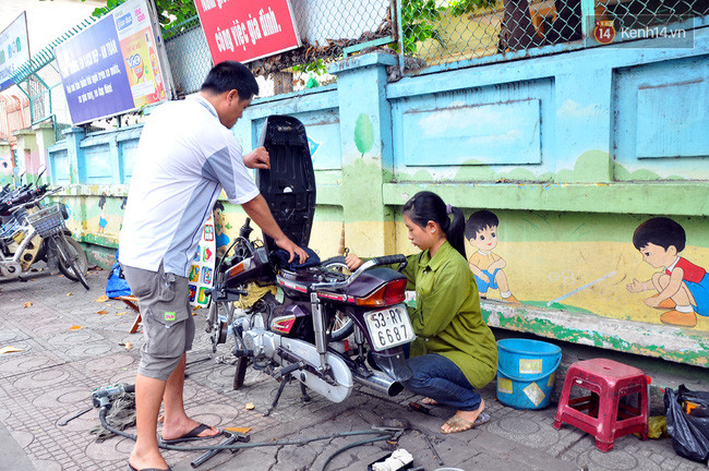 Cô gái 21 tuổi sửa xe máy ở vỉa hè Sài Gòn để phụ ba mẹ nuôi các em ăn học - Ảnh 2. Cô gái 21 tuổi sửa xe máy ở vỉa hè Sài Gòn để phụ ba mẹ nuôi các em ăn học - Ảnh 2.