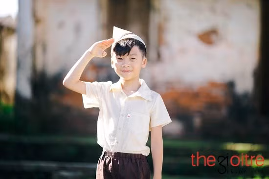 Chú bé Lượm “thời hiện đại” vẫn giữ nguyên được nét hồn nhiên, lanh lợi nhưng vẫn toát lên nét gan dạ. Chú bé Lượm “thời hiện đại” vẫn giữ nguyên được nét hồn nhiên, lanh lợi nhưng vẫn toát lên nét gan dạ.