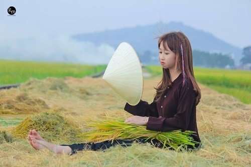 Bộ ảnh thực hiện tại một ngôi làng nhỏ Thanh Mai, Bắc Giang. Hóa thân thành một thiếu nữ thôn quê trong bộ ảnh vừa rồi, Hương Trà đã làm cho những người xa quê vừa xem, vừa bồi hồi nhớ vẻ đẹp trong trẻo, thanh bình và mộc mạc ở vùng quê. Bộ ảnh thực hiện tại một ngôi làng nhỏ Thanh Mai, Bắc Giang. Hóa thân thành một thiếu nữ thôn quê trong bộ ảnh vừa rồi, Hương Trà đã làm cho những người xa quê vừa xem, vừa bồi hồi nhớ vẻ đẹp trong trẻo, thanh bình và mộc mạc ở vùng quê.
