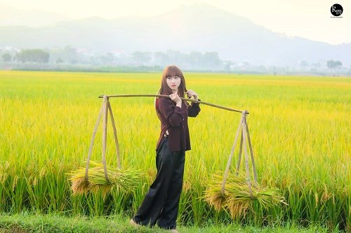 "Tại đây, những bác nông dân không ngại ngần cho ekip mượn không gian và dụng cụ làm nông. Nhờ sự thân thiện, thoảimái của người dân, mình cảm thấy cực thoải mái và trong thời gian ngắn cả ekip đã có được nhiều hình ảnh ấn tượng", Hương Trà cho biết. "Tại đây, những bác nông dân không ngại ngần cho ekip mượn không gian và dụng cụ làm nông. Nhờ sự thân thiện, thoảimái của người dân, mình cảm thấy cực thoải mái và trong thời gian ngắn cả ekip đã có được nhiều hình ảnh ấn tượng", Hương Trà cho biết.