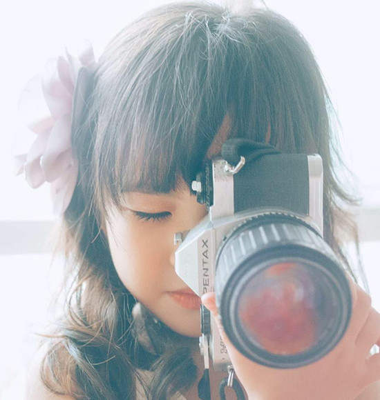 Khác với những nhóc tì bằng tuổi, hot girl nhí cực kỳ nhanh nhẹn trước ống kính. Khả năng biểu cảm của Gia Linh chẳng thua kém những hot girl đàn chị. hot-girl-nhi-ha-thanh-5-tuoi-da-quen-mat-lam-nguoi-mau-1