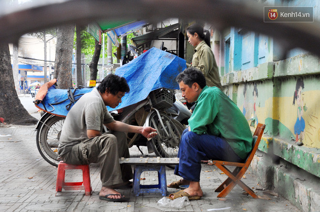 Cô gái 21 tuổi sửa xe máy ở vỉa hè Sài Gòn để phụ ba mẹ nuôi các em ăn học - Ảnh 12. Cô gái 21 tuổi sửa xe máy ở vỉa hè Sài Gòn để phụ ba mẹ nuôi các em ăn học - Ảnh 12.