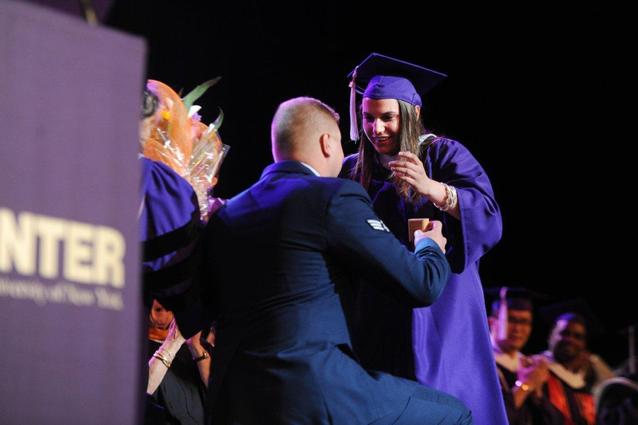 cầu hôn, cầu hôn trong lễ tốt nghiệp, lễ tốt nghiệp