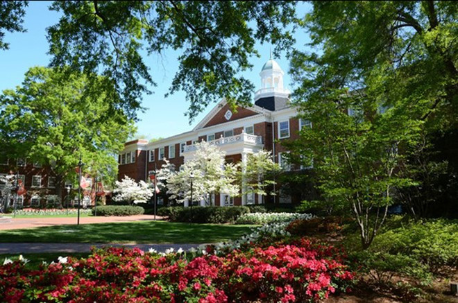 Năm 2005, Đại học Elon ở North Carolina, Mỹ được thiết kế theo hướng xây dựng trường thành khu vườn nguyên sinh. Khuôn viên tuyệt đẹp không chỉ là môi trường giáo dục lý tưởng mà còn là nơi đáp ứng nhu cầu thẩm mỹ của sinh viên. Năm 2016,The Best Collegesđánh giá Elon là trường đại học có khuôn viên đẹp nhất ở Mỹ. Trường cũng xếp thứ nhất trên bảng xếp hạng danh tiếng củaPrinceton ReviewhayNew York Times. Nhung truong dai hoc dep nhat nuoc My hinh anh 1