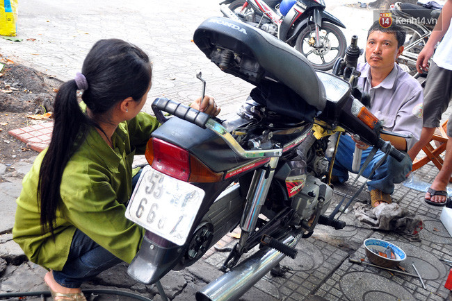 Cô gái 21 tuổi sửa xe máy ở vỉa hè Sài Gòn để phụ ba mẹ nuôi các em ăn học - Ảnh 6. Cô gái 21 tuổi sửa xe máy ở vỉa hè Sài Gòn để phụ ba mẹ nuôi các em ăn học - Ảnh 6.