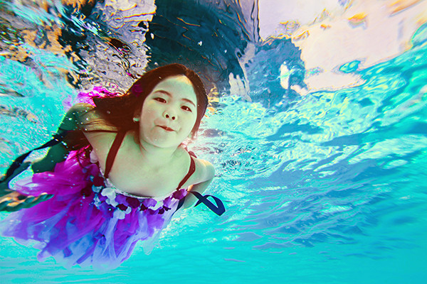 Ngay cả trong những shoot hình dưới nước siêu khó, cô nhóc 5 tuổi vẫn pose rất "có nghề". hot-girl-nhi-ha-thanh-5-tuoi-da-quen-mat-lam-nguoi-mau-5